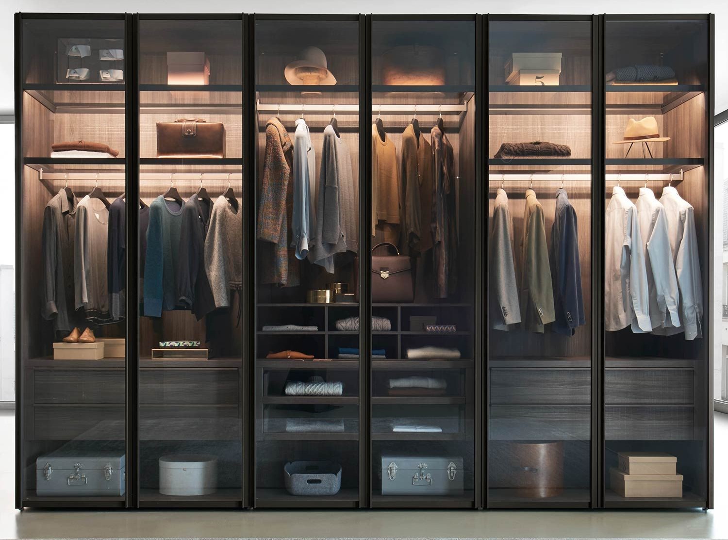 Walk-in WardrobeAcrylic’s gloss finish mirrors a mirror and makes your wardrobe look more open, lively and attractive
